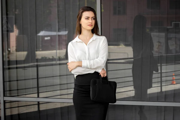 Young beautiful business woman standing near a shirt display cases — Stock Photo, Image