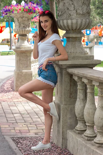 Atractiva joven en pantalones cortos de mezclilla posando — Foto de Stock