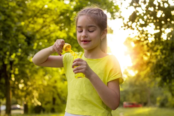 neşeli küçük kız yakın çekim elinde sabun köpüğü ile ayakta
