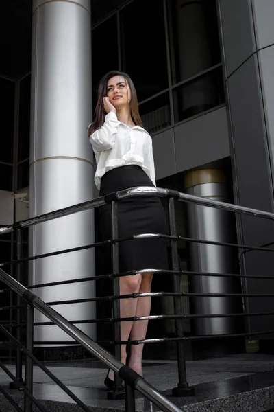 Unga chica företag flicka i vit skjorta och svart kjol leenden — Stockfoto