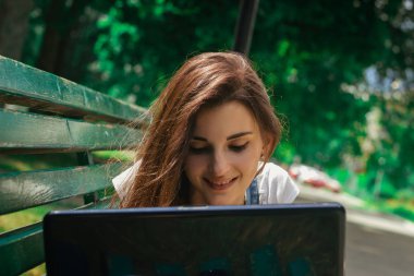 yakın çekim bir dizüstü bilgisayar ile mutlu bir genç esmer portresi