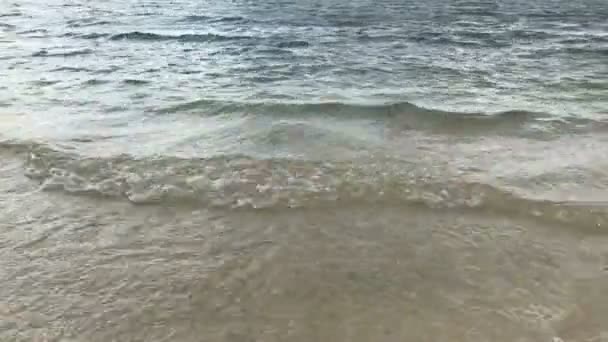 Bela praia de areia com água clara — Vídeo de Stock