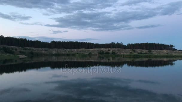 Kvällen himlen speglar i vatten — Stockvideo