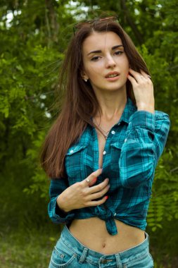 güzel genç esmer kısa ekose gömlekli