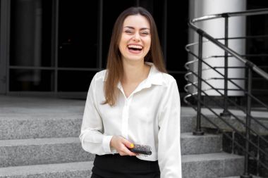 kameraya sokak görünüyor üzerinde beyazlı duran esmer inanılmaz eğlenceli