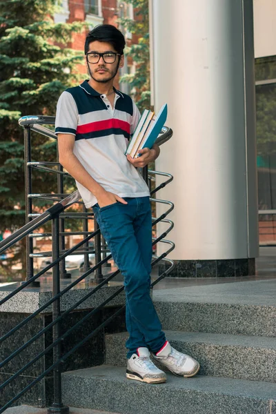 trendy adam sokakta ve bir kitap standları