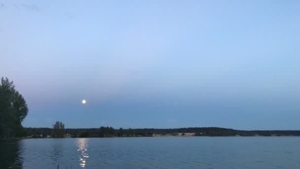 Paesaggio serale con luna in cielo e lago — Video Stock