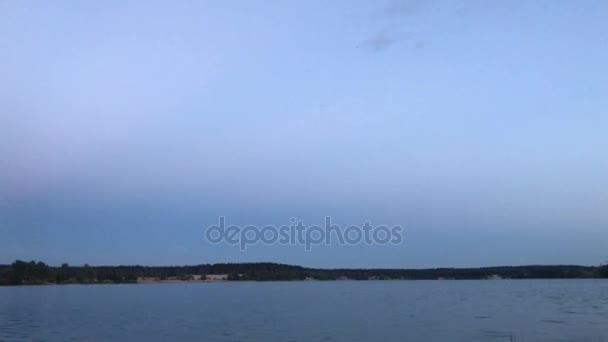 Céu cinza da noite com água do mar — Vídeo de Stock