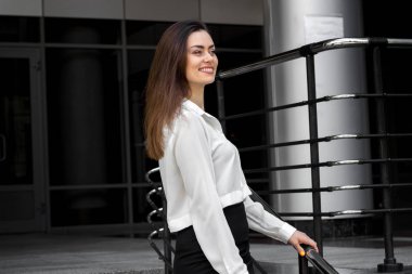neşeli genç esmer iş kadın gülümsüyor