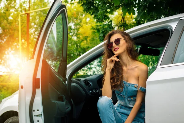 Neşeli silikon göğüsler giyer kot genel bir bayanla oturur