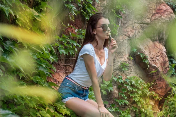 公園でロリポップを舐めている美しい少女 — ストック写真