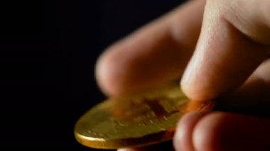 adam elinde bir altın bitcoin tutar