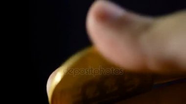 adam tutun onun elinde bir altın bitcoin yakın çekim