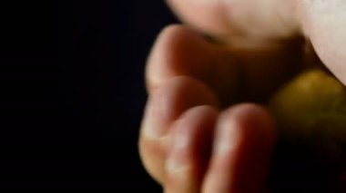 adam isabet elinde tutan Kripto Döviz Alım bitcoin