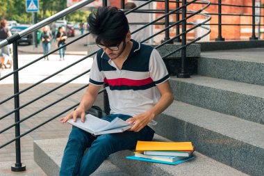 sokak ve okuma kitapları oturan genç adam