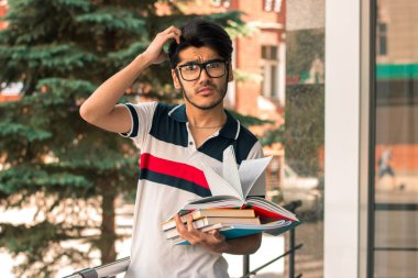 Kitaplarla düşünceli bir adam portresi