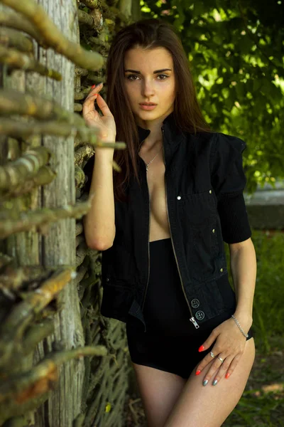 cinsel esmer siyah elbise dikey portresi