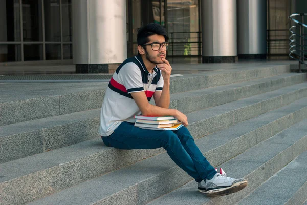 Yalnız düşünceli adam merdivenlerde oturur