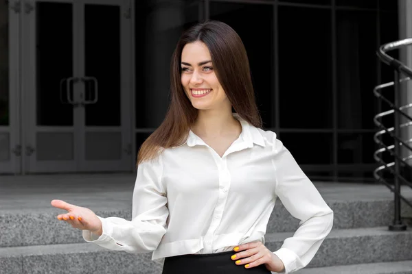 Vackra leende unga företag flicka — Stockfoto