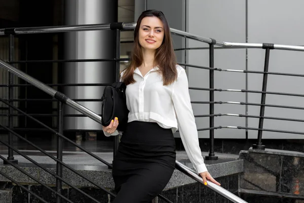 Prachtige jonge bedrijf meisje in het witte shirt — Stockfoto