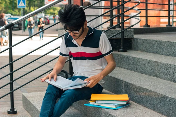 sokak ve okuma kitapları oturan genç adam