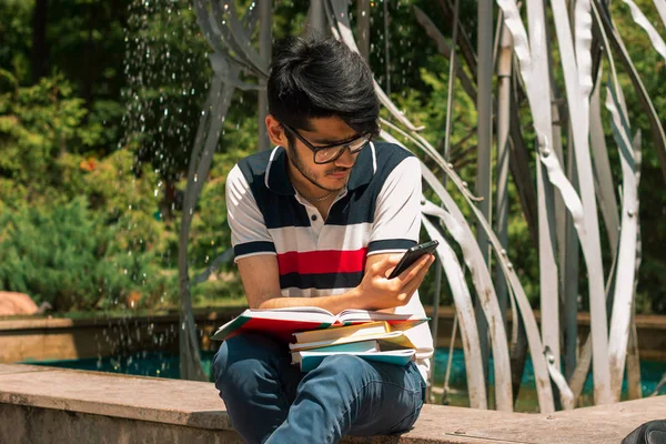 sokak ve okuma kitapları oturan şık genç adam