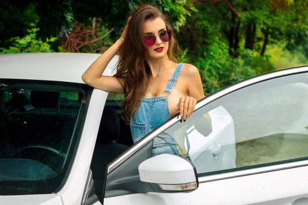 Εκπληκτική Lady σε γυαλιά ηλίου στέκεται κοντά σε ένα αυτοκίνητο — Φωτογραφία Αρχείου