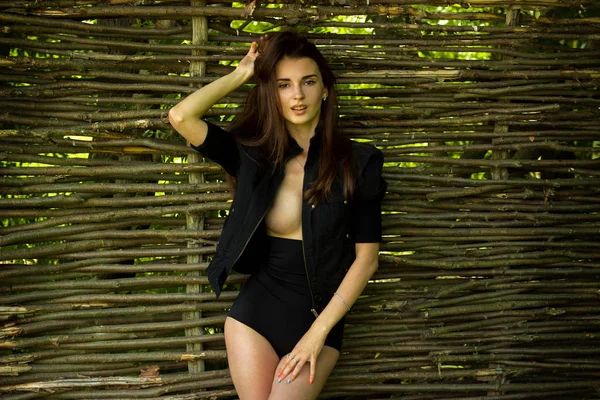 bir çıplak göğüslü altında siyah elbise ile güzel şehvetli Bayan