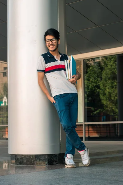 sokakta duran neşeli genç adam kameraya benziyor