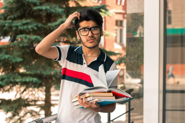 Kitaplarla düşünceli bir adam portresi