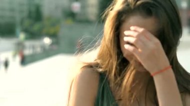 yeşil elbise gülümsüyor sokakta genç güzel kız