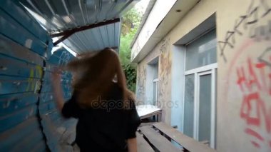 Harika sarışın genç şehir ıssız sokaklarda yürüyor