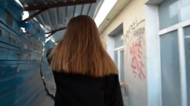 siyah elbiseli güzel bir genç kadın sokakta yürüyor