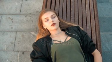 güzel genç sarışın sokakta kulaklık ile müzik dinlemek bırakır