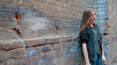 siyah ceket daimi bir duvarının yakınında güzel kız