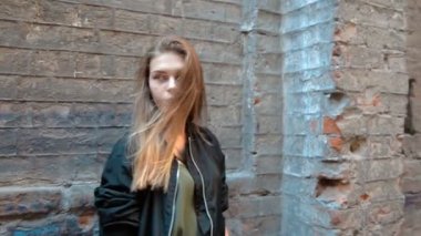 genç güzel kadın ciddi standları Rüzgar açık havada olsun.