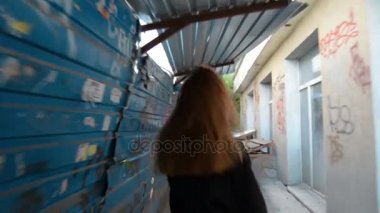 hızlı bir şekilde sokakta yürüyen genç ciddi sarışın