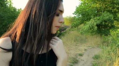 güzel mutlu esmer açık havada kapalı ve gülümseyen gözlerle standları