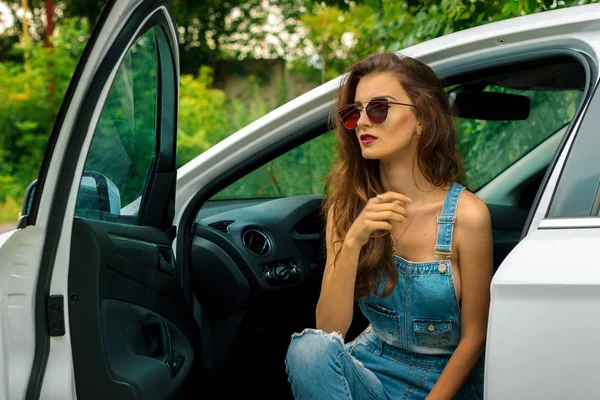 Porträt der schönen Mädchen im Auto — Stockfoto