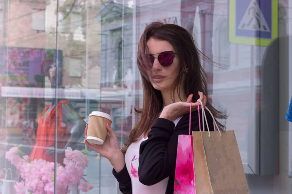 Yatay paketleri el ile gözlük güzel bir genç esmer portresi