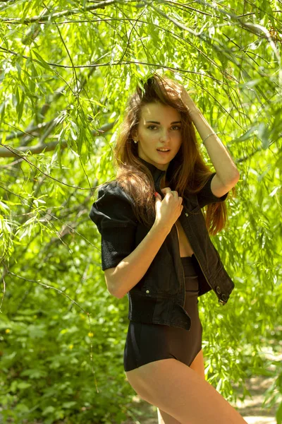 Dikey siyah giysilerle poz veriyor güzel bir Bayan portresi