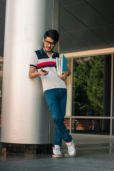 Jonge smrat student man met boeken in handen — Stockfoto