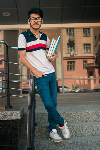 Dikey bardaklarda neşeli öğrenci çocuk portresi