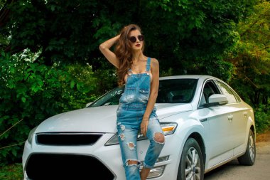 kot elbise standları car yakınındaki seksi ince esmer