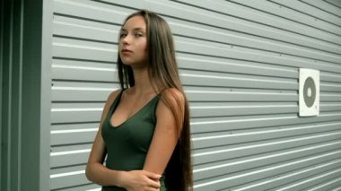 seksi elbiseli çekici bir kadın sokakta duruyor