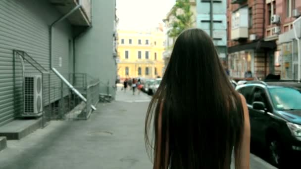 Young Brunette Long Straight Hair Comes Street Turns Her Head — Stockvideo