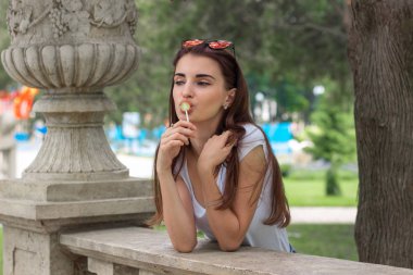 Yatay şeker ile güzel bir genç bayan portresi