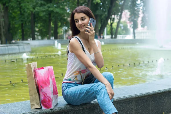 güzel genç kız açık havada Evet