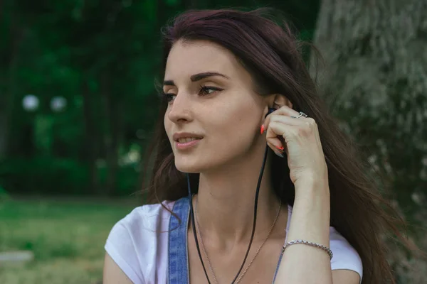 Primer plano retrato de joven morena escuchando música con auriculares — Foto de Stock