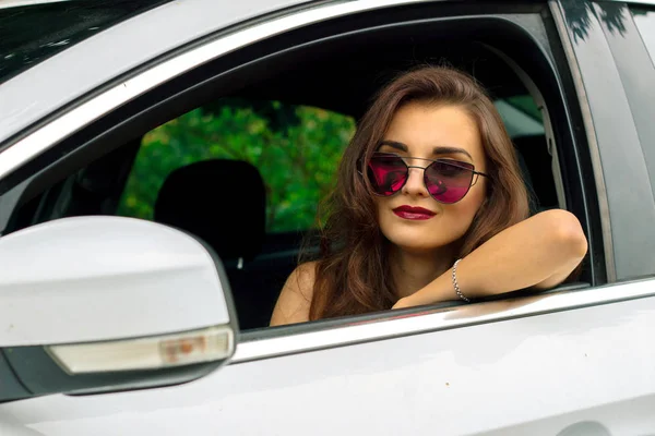 Retrato de hermosa chica de moda en gafas de sol en el coche —  Fotos de Stock